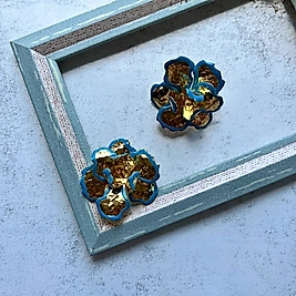 Turkuaz Kenarlı Altın Rengi Çiçek Formlu Küpe I Mev'Art Collection