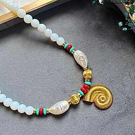 Beyaz & İnci Detaylı Spiral Kolye I Mev'Armoni Collection