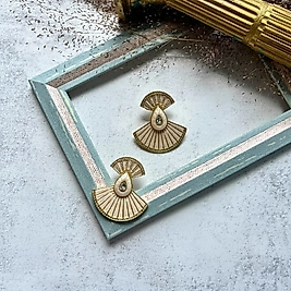 Altın Rengi Yelpaze Formlu Taş Detaylı Küpe I Mev'Art Collection