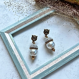 Aslan Figürlü İnci Detaylı Küpe I Mev'Art Collection