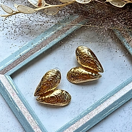 Altın Rengi Midye Formlu Küpe I Mev'Art Collection